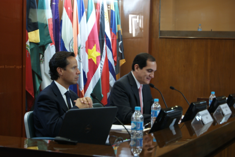 Dr. Guillermo Babatz, presidente de la Comisión Nacional Bancaria y de Valores, y el  Lic. Javier Guzmán, director general del CEMLA